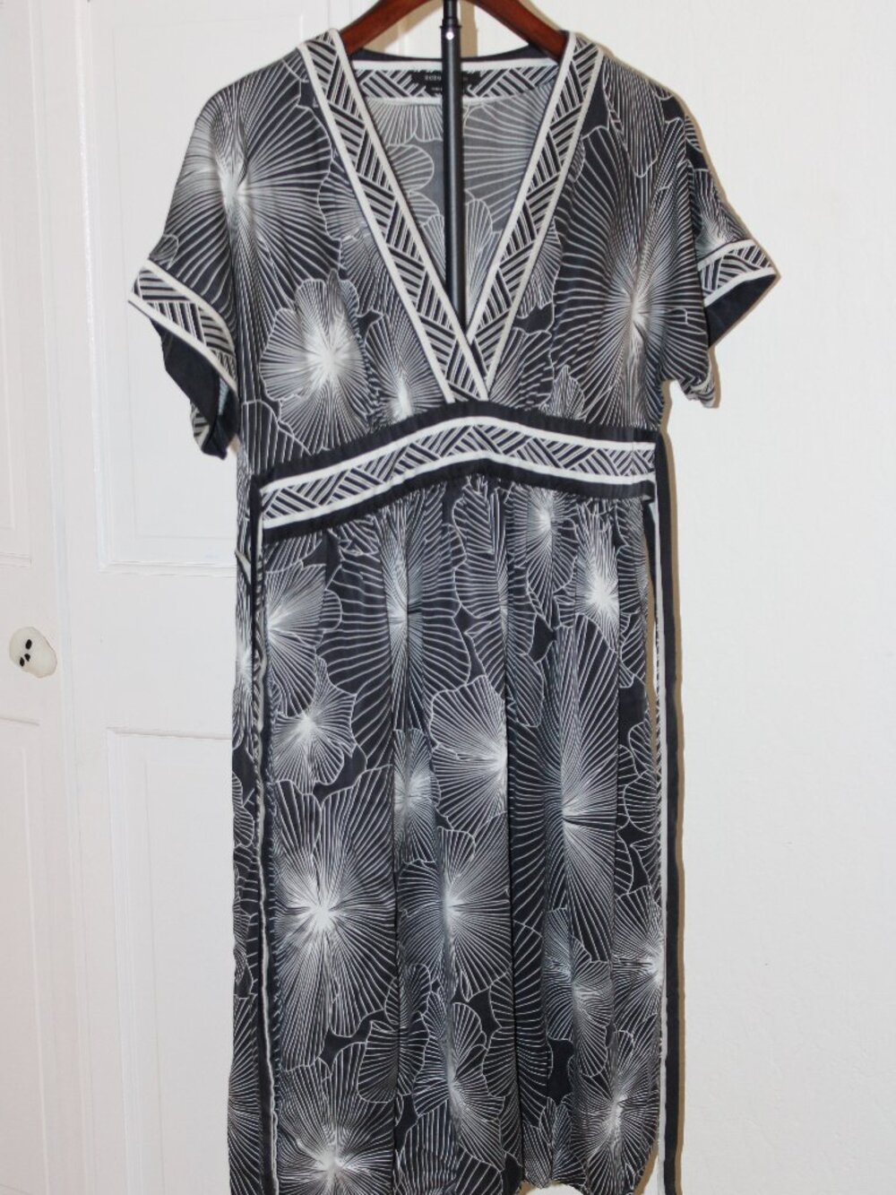 BCBGMAXAZRIA Black White Floral V-Neck Midi Maxi Dress Size S New w/ Flaw